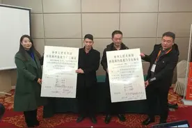 信阳颁发首批网约预约出租汽车运输证图片