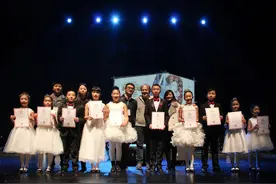 滨江女孩与钢琴王子理查德·克莱德曼同场合奏图片