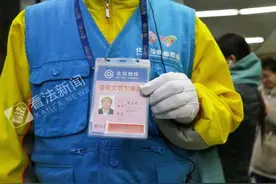 文明引导员成“网红” 敬礼目送地铁四年如一日图片