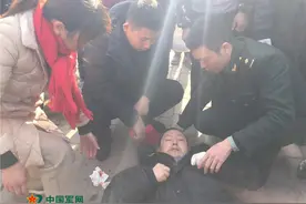 男子突然晕倒路边 幸好遇到一车军医化险为夷图片