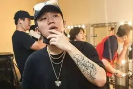 午间星闻|人民日报批PG ONE歌曲内容出格；欧巴再见！郑又荣转会日本球队；沈铁梅领衔，川剧《江姐》下周首演图片
