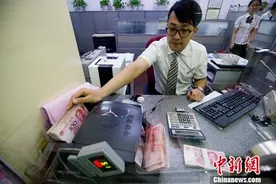 外汇局：2018年起每人每年境内卡境外提现不超10万图片
