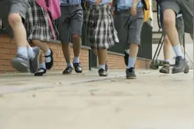 她是五个孩子中的长女 拮据的家境能支撑她继续求学吗？图片