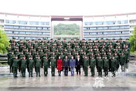 为基层武警输送新鲜血液 重庆首批临床医学士官生毕业图片