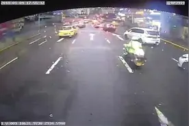 12岁女孩公交车上昏倒 警车开道送医图片