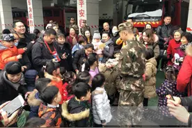 成都萌娃进军营过足消防瘾 消防中队的蛋糕最好吃图片