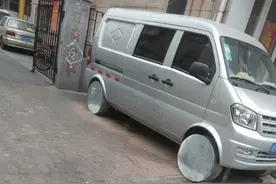 为防狗尿，哏儿都的这辆车给轮胎套了个不锈钢罩，这注定是一条有味道的微信！图片