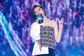 郁可唯露香肩秀长腿 深情献唱俏皮比V图片