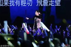 周杰伦五月天同飙《双截棍》现场high到爆图片