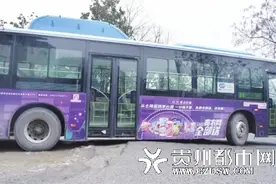 出行困难路面太烂+车辆违停 3路公交车无法进站图片