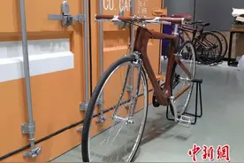 “90后”小伙用花梨木造自行车 获设计界大奖图片