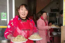 农村大姐卖特色卤面，价格便宜分量足，半天赚500元图片