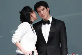章子怡一身白显清纯 吐舌揉鼻与王力宏“咬耳朵”图片