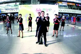 青岛流亭国际机场候机楼年轻空姐空少玩快闪图片