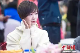 王珞丹在合肥出席活动 短裙打扮“美丽冻人”图片
