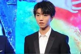 王俊凯西装造型英气十足 独自为品牌站台气场足图片