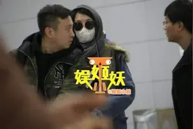 许晴“全副武装”低调出行，获神秘男性友人陪同图片