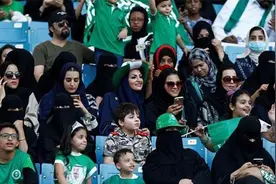 打破禁忌！沙特女性历史上首次现场观看体育赛事 地位不断提高视频封面