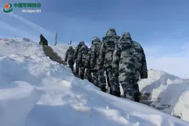 雷达兵风雪中巡线，要用背包绳把自己绑在天线上敲冰块图片