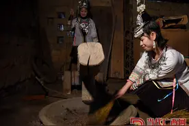 侗族同胞腌制酸鱼迎新春图片