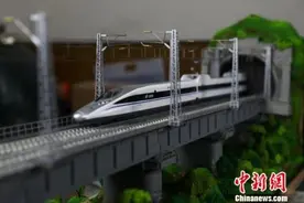 铁路员工做高铁模型 “致敬”即将正式通车的渝贵铁路图片