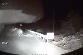 巨石滚落乘客吓得尖叫 北川中巴司机这一举动让全车人逃过一劫图片