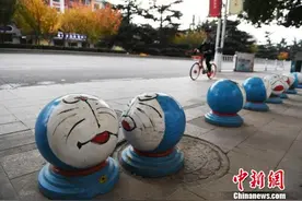 兰州街头水泥立柱和石头墩变身叮当猫等卡通形象图片