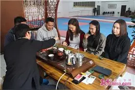 留学生体验中国传统武术——太极剑图片