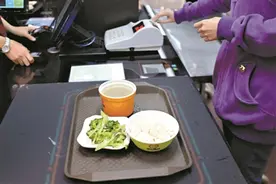 高校有了智慧食堂 机器当上打菜师傅图片