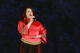 讲流利中文着中式服装 美国白人女孩爱唱中国民歌图片