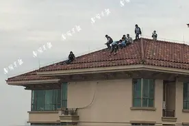 吓哭了！南宁一小区8名小学生34层楼顶玩耍，视频拍下惊险一幕图片