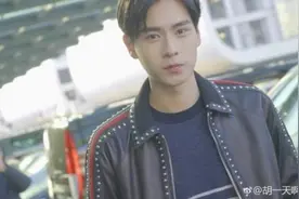 胡一天抵达米兰造型清爽 低头玩手机秀侧颜图片