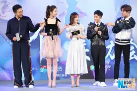 《柒个我》“山式比心”庆功 张一山秀“眼技”图片