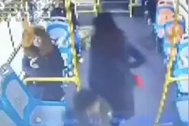 为给受伤孩子讨说法 家长开车阻挠公交车 看监控视频后尴尬了视频封面
