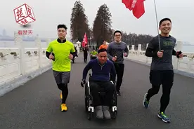 ​7名残疾人东湖绿道“奔跑”，70名跑团义工相伴左右图片