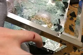砰！场面惨烈慎入！网曝掌上明珠玻璃茶几爆炸伤人图片
