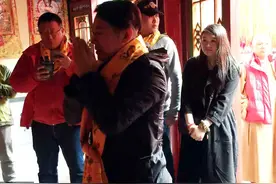 李连杰53岁生日当天现身五台山 冒雨进行虔诚朝拜祈福图片