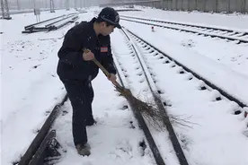 南京供电段奋战大雪保障列车行驶安全图片