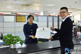 烟台发放首张网约出租汽车经营许可证图片