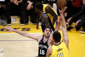 （体育）（2）篮球——NBA常规赛：湖人胜马刺图片