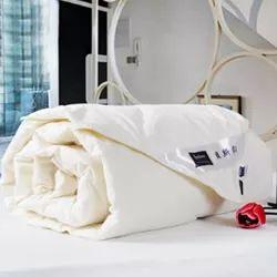 「羊毛被大讲堂」羊毛被被好还是蚕丝被好 羊毛被优缺点大比拼