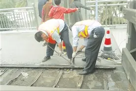 为了市民出行更安全 海口万绿园天桥整修桥面图片