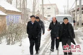 大雪中的温情 商水农商行为贫困户送温暖图片