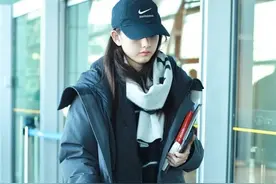 宋祖儿包裹严实难掩元气少女味道 变“小书女”搞怪吐舌图片