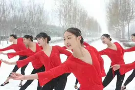 女大学生雪天穿单衣热舞 不怕冻只要美图片