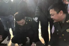 男子晕倒，幸好遇到一车军医！正能量，引爆了互联网图片