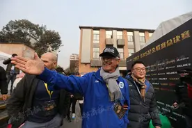 米卢现身东郊记忆观赛 称已记不清到过成都多少次图片