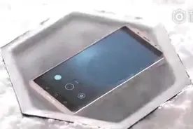 华为Mate 10 Pro水下冰封 居然还能亮屏！图片