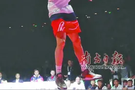 广东大学生球员  张健豪成“扣篮王”图片
