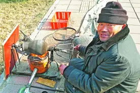 六旬老汉淄博走街串巷 “铁葫芦”崩出爆米花图片